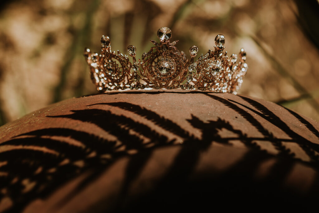 Foto de detalle, accesorio para el cabello de la novia. Diadema de novia, boda en La Habana, Cuba.