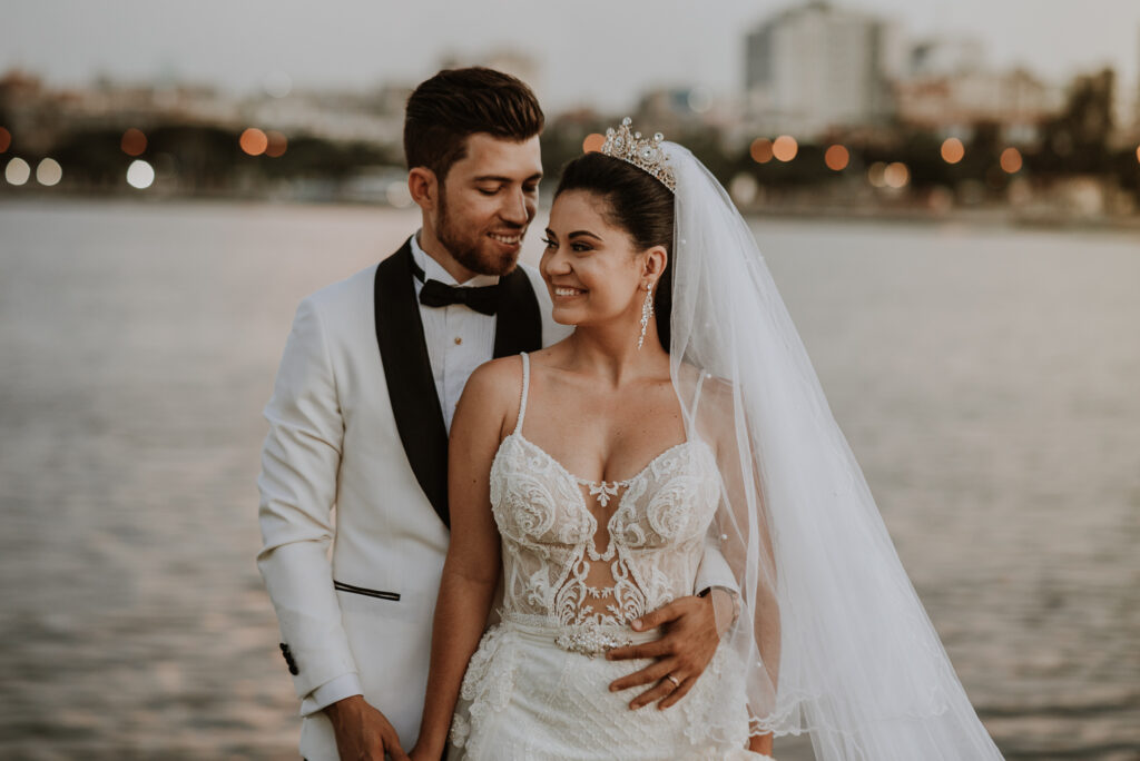 Novios sonríen a la cámara después de la ceremonia. Foto de pareja en boda en La Habana, Cuba