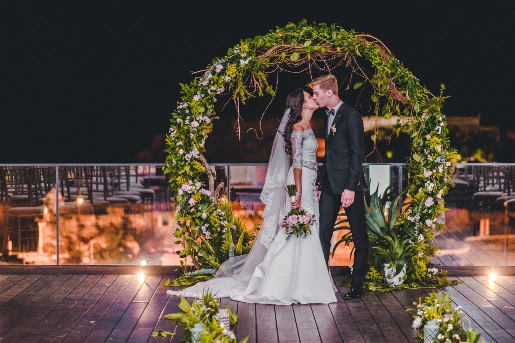 novios recién casados posan con La Habana de noche al fondo, desde la terraza del hotel Grand Packard