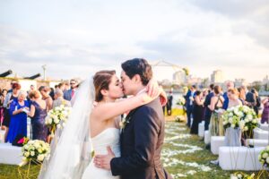 Recién casados en ceremonia de jardín. Boda moderna con moyivos geométricos en La Habana