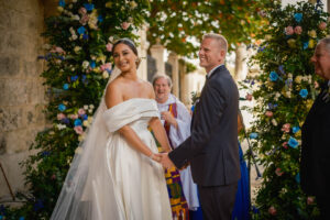 Novios en ceremonia de bodas en La Habana Vieja