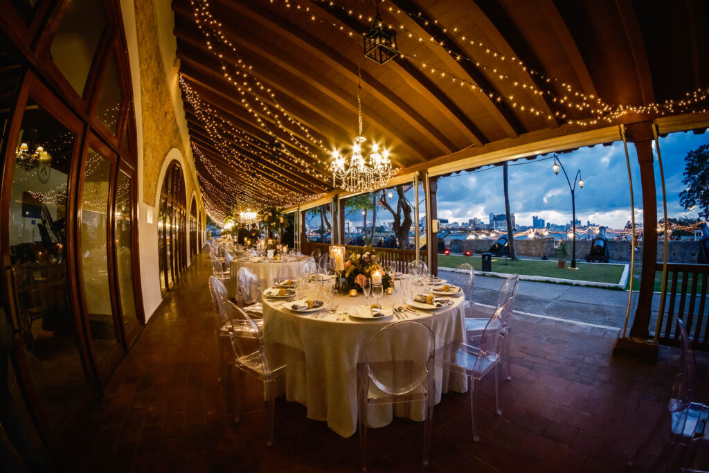 Boda de destino en La Habana Vieja Ceremonia en el Palacio del Segundo Cabo y recepción en La Divina Pastora